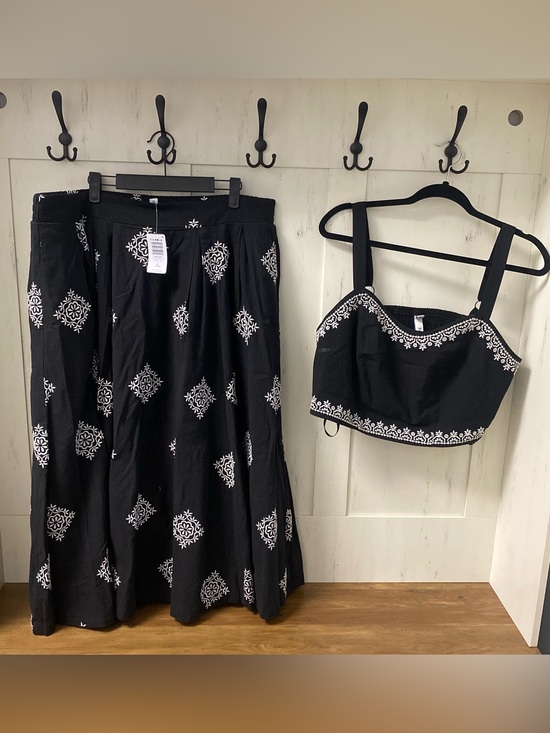 torrid Dresses & Skirts - torrid Black Maxi Skirt/ Cropped top set with White Embroidered Medallions
